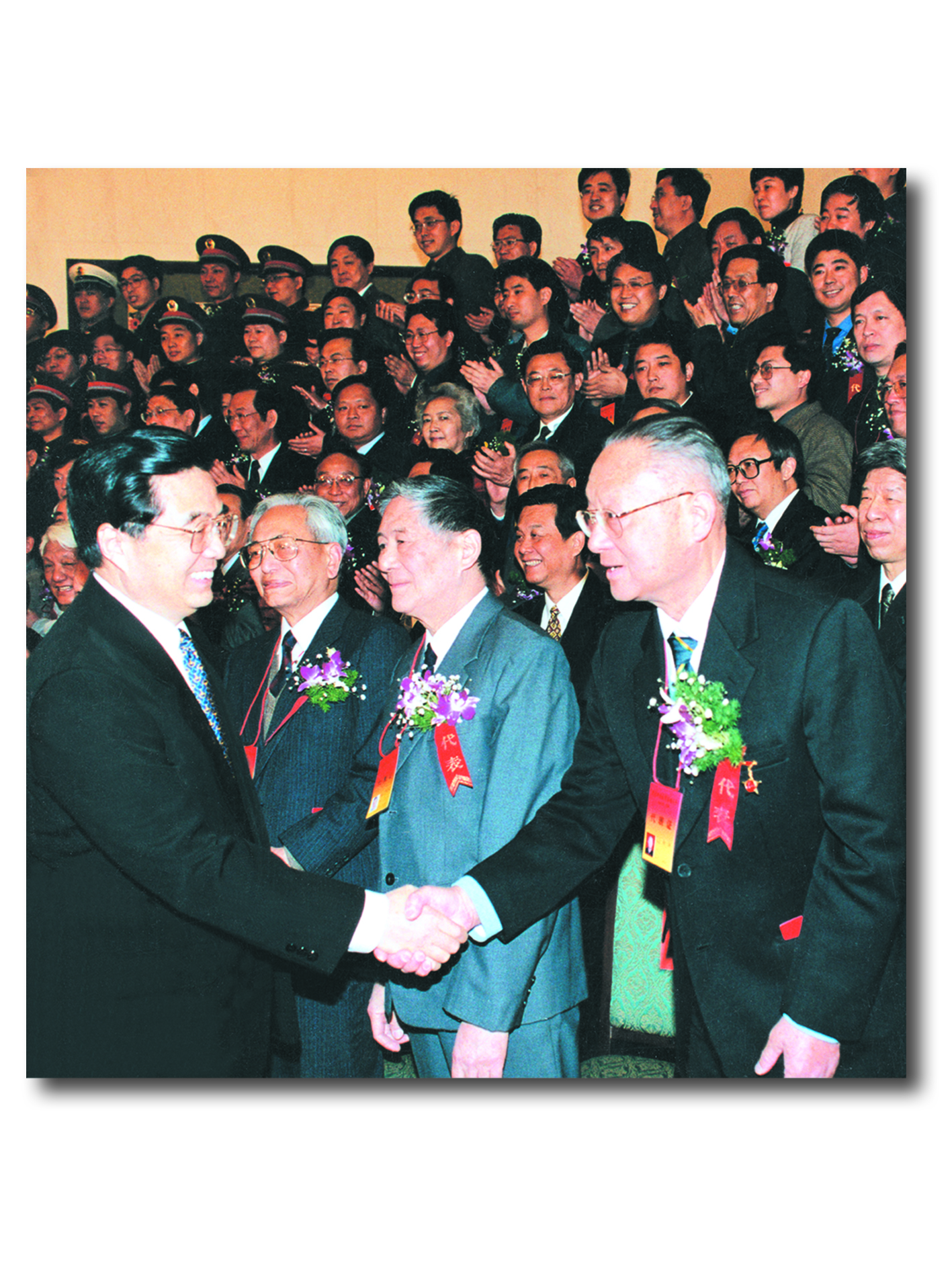 2001年，胡锦涛同志与颜济教授亲切握手